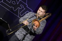Deutscher Jazz-Posaunist Philipp Hayduck gastiert gastiert in Begleitung von Fe Fritschi (Akkordeon) und Duy Luong (Bass) mit seinem "Bachelorkonzert" im Loft Köln (&copy; Thomas Brill)