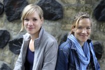 Deutsche Filmschaffende Katrin Heinz und ihre Schwester Susanne Heinz im Interview über ihren neuen Film "Arts home is my Kassel" im Café Leo, Am Eigelsteintor, Köln (© Thomas Brill)
