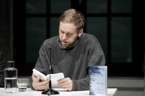 Deutsche Schriftsteller Heinz Helle liest aus seinem neuen Roman "Die Überwindung der Schwerkraft" im Literaturhaus Köln (&copy; Thomas Brill)