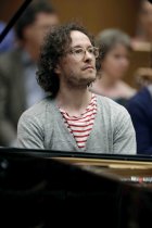 Deutsche Pianist Martin Helmchen gastiert in Begleitung der Dresdner Philharmonie unter der Leitung des deutschen Dirigenten Michael Sanderling in der Philharmonie Köln (&copy; Thomas Brill)