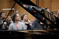 Deutsche Pianist Martin Helmchen gastiert in Begleitung der Dresdner Philharmonie unter der Leitung des deutschen Dirigenten Michael Sanderling in der Philharmonie Köln (&copy; Thomas Brill)