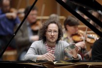 Deutsche Pianist Martin Helmchen gastiert in Begleitung der Dresdner Philharmonie unter der Leitung des deutschen Dirigenten Michael Sanderling in der Philharmonie Köln (&copy; Thomas Brill)