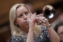 Norwegische Trompeterin Tine Thing Helseth begleitet das Gürzenich-Orchester Köln unter der Leitung des amerikanischen Dirigenten James Gaffigan in der Philharmonie Köln (&copy; Thomas Brill)