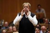 Deutscher Dirigent Thomas Hengelbrock leitet das WDR Sinfonieorchester Köln in Begleitung des deutschen Violinistin Alina Pogostkina in der Kölner Philharmonie (© Thomas Brill)