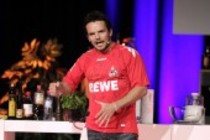Deutsche Koch Steffen Henssler gastiert mit seiner Live-Koch-Show "Meerjungfrauen kocht man nicht! - Liebe geht durch den Magen" im Theater am Tanzbrunnen Köln (© Thomas Brill)