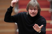 Deutsche Dirigent Wolfgang Hentrich leitet die Deutsche Streicherphilharmonie in der Philharmonie Kln (© Thomas Brill)