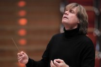 Deutsche Dirigent Wolfgang Hentrich leitet die Deutsche Streicherphilharmonie in der Philharmonie Kln (© Thomas Brill)