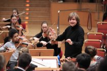 Deutsche Dirigent Wolfgang Hentrich leitet die Deutsche Streicherphilharmonie in der Philharmonie Kln (© Thomas Brill)