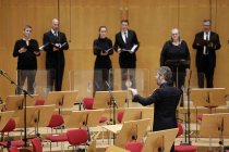 Spanische Dirigent Pablo Heras-Casado leitet das das Gürzenich-Orchester Köln in Begleitung des SWR Vokalensemble bei der Aufführung des Passionskonzert in der Kölner Philharmonie (© Thomas Brill)