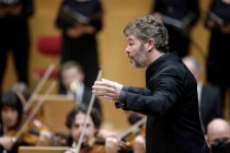 Spanische Dirigent Pablo Heras-Casado leitet das das Gürzenich-Orchester Köln in Begleitung des SWR Vokalensemble bei der Aufführung des Passionskonzert in der Kölner Philharmonie (© Thomas Brill)