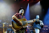 Kölner Musiker Björn Heuser un Fründe gastieren bei "Kölle singt" in der Lanxess-Arena Köln (&copy; Thomas Brill)