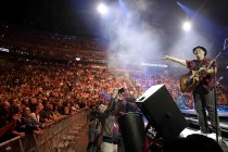 Kölner Musiker Björn Heuser un Fründe gastieren bei "Kölle singt" in der Lanxess-Arena Köln (&copy; Thomas Brill)