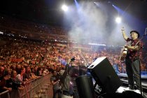 Kölner Musiker Björn Heuser un Fründe gastieren bei "Kölle singt" in der Lanxess-Arena Köln (&copy; Thomas Brill)