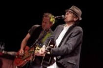 Amerikanischer Rockgitarrist John Hiatt gastiert mit the Combo auf seiner "Dirty Jeans and Mudslide Hymns"-Tour im Gloria Theater Köln (&copy; Thomas Brill)