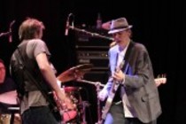 Amerikanischer Rockgitarrist John Hiatt gastiert mit the Combo auf seiner "Dirty Jeans and Mudslide Hymns"-Tour im Gloria Theater Köln (&copy; Thomas Brill)