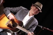 Amerikanischer Rockgitarrist John Hiatt gastiert mit the Combo auf seiner "Dirty Jeans and Mudslide Hymns"-Tour im Gloria Theater Köln (&copy; Thomas Brill)