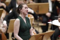 Rumänischer Dirigent Cristian Macelaru leitet das WDR Sinfonieorchester Köln in Begleitung der Sopranistin Emily Hindrichs beim Eröffnungskonzert des Festivals "ACHT BRÜCKEN/Musik für Köln" in der Kölner Philharmonie (© Thomas Brill)