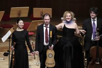 Deutsche Sopranistin Simone Kermes gastiert in Begleitung des Concerto Köln unter der Leitung der japanischen Konzertmeisterin und Violinistin Mayumi Hirasaki in der Philharmonie Köln (© Thomas Brill)