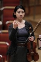 Deutsch-japanische Violinistin Midori Seiler begleitet das Concerto Köln unter der Leitung der japanische Violinistin Mayumi Hirasaki in der Philharmonie Köln (© Thomas Brill)
