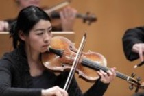Deutsch-japanische Violinistin Midori Seiler begleitet das Concerto Köln unter der Leitung der japanische Violinistin Mayumi Hirasaki in der Philharmonie Köln (© Thomas Brill)