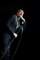 Schwedische Alternative-Rockband "The Hives" gastieren mit ihrem Sänger Pelle Almqvist auf ihrer "The Black and White Album"-Tour im Palladium Köln (© Thomas Brill)