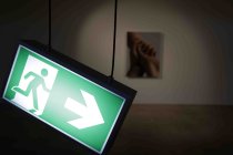 Deutsche Künstler Jan Hoeft gastiert mit seiner Ausstellung „Ausstellung „OKAY“ mit einem Ensemble von Notausgangsschildern vom 08.September bis 15. Oktober 2022 in der artothek Köln (&copy; Thomas Brill)