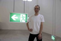 Deutsche Künstler Jan Hoeft gastiert mit seiner Ausstellung „Ausstellung „OKAY“ mit einem Ensemble von Notausgangsschildern vom 08.September bis 15. Oktober 2022 in der artothek Köln (&copy; Thomas Brill)