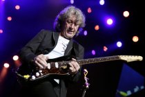 Kölner Mundartgruppe De Höhner tanzen auf ihrer "Live und in Farbe"-Tour in den Mai in der Lanxess-Arena Köln (© Thomas Brill)