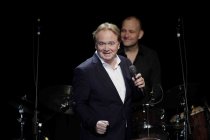 Deutscher Liedermacher Klaus Hoffmann gastiert auf seiner "Leise Zeichen"-Tour im Theater am Tanzbrunnen Köln (© Thomas Brill)