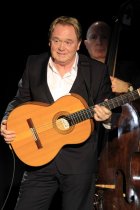 Deutscher Liedermacher Klaus Hoffmann gastiert auf seiner "Sehnsucht"-Tour im Theater am Tanzbrunnen Köln (&copy; Thomas Brill)