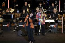 Mitglieder des Bundesjazzorchesters gastiert in Begleitung der WDR Big Band Köln unter der Leitung des deutschen Jazz-Saxophonisten Steffen Schorn und der Moderatorin Jana Forkel in der Kölner Philharmonie (&copy; Thomas Brill)
