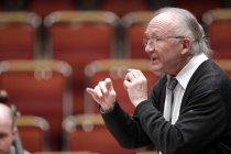 Schweizer Dirigent Heinz Holliger leitet das Mahler Chamber Orchestra in der Philharmonie Köln (© Thomas Brill)