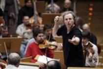 Österreichische Dirigent Manfred Honeck leitet die Tschechische Philharmonie in Begleitung des Pianisten Lars Vogt in der Philharmonie Köln (© Thomas Brill)