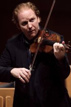 Südafrikanisch-britische Violinist Daniel Hope leitet die Camerata Salzburg in der Philharmonie Köln (© Thomas Brill)