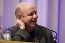 Britische Schriftsteller Nick Hornby liest aus seinem Roman "Juliet, naked" bei der lit.COLOGNE 2010 in der Aula der Universität zu Köln (© Thomas Brill)