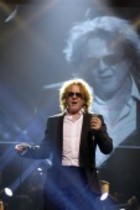 Britische Musiker Mick Hucknall bei der Night of the Proms 2012 in der Lanxess-Arena Köln (© Thomas Brill)