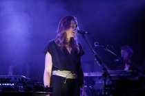 Schweizer Sängerin und Komponistin Sophie Hunger eröffnet die dreitägigen Sophie Hunger Festspiele ihrer "Molecules"-Tour im Gebäude 9 Köln (© Thomas Brill)