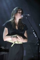 Schweizer Sängerin und Komponistin Sophie Hunger eröffnet die dreitägigen Sophie Hunger Festspiele ihrer "Molecules"-Tour im Gebäude 9 Köln (© Thomas Brill)