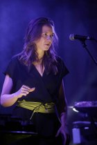 Schweizer Sängerin und Komponistin Sophie Hunger eröffnet die dreitägigen Sophie Hunger Festspiele ihrer "Molecules"-Tour im Gebäude 9 Köln (© Thomas Brill)
