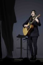 Schweizer Sängerin und Komponistin Sophie Hunger gastiert auf ihrer "Walzer für Niemand"-Lesung & Lieder Tour in der Stadthalle Köln-Mülheim (© Thomas Brill)