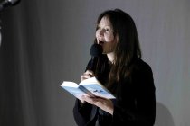 Schweizer Sängerin und Komponistin Sophie Hunger gastiert auf ihrer "Walzer für Niemand"-Lesung & Lieder Tour in der Stadthalle Köln-Mülheim (© Thomas Brill)