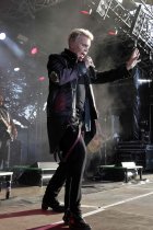 Britische Punk-Snger Billy Idol gastiert auf seiner "Kings and Queens of the Underground"-Tour Open Air am Tanzbrunnen Kln (© Thomas Brill)