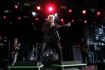 Britische Punk-Snger Billy Idol gastiert auf seiner "Kings and Queens of the Underground"-Tour Open Air am Tanzbrunnen Kln (© Thomas Brill)