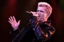 Britischer Punk-Sänger Billy Idol gastiert auf seiner "Kings and Queens of the Underground"-Tour in der Mitsubishi Electric Halle Düsseldorf (© Thomas Brill)