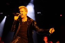 Britischer Punk-Sänger Billy Idol gastiert auf seiner "Kings and Queens of the Underground"-Tour in der Mitsubishi Electric Halle Düsseldorf (© Thomas Brill)
