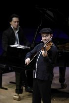 Russisch-deutscher Geiger Aleksey Igudesman und der englisch-koreanische Pianist Hyung-ki Joo gastieren mit ihrer Show „And Now Mozart“ in der Philharmonie Köln (&copy; Thomas Brill)