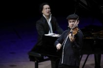 Russisch-deutscher Geiger Aleksey Igudesman und der englisch-koreanische Pianist Hyung-ki Joo gastieren mit ihrer Show „And Now Mozart“ in der Philharmonie Köln (&copy; Thomas Brill)