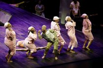 Südafrikanisches Gesangsensemble Isango Ensemble eröffnet mit Die Zauberflöte von Wolfgang Amadeus Mozart am 10. bis 14. Juli 2024 das 35. Kölner Sommerfestival in der Kölner Philharmonie (© Thomas Brill)