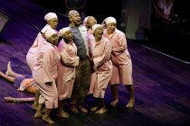 Südafrikanisches Gesangsensemble Isango Ensemble eröffnet mit Die Zauberflöte von Wolfgang Amadeus Mozart am 10. bis 14. Juli 2024 das 35. Kölner Sommerfestival in der Kölner Philharmonie (© Thomas Brill)