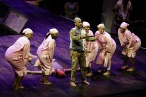 Südafrikanisches Gesangsensemble Isango Ensemble eröffnet mit Die Zauberflöte von Wolfgang Amadeus Mozart am 10. bis 14. Juli 2024 das 35. Kölner Sommerfestival in der Kölner Philharmonie (© Thomas Brill)